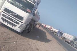 نقطة قرن الكلاسي ‘الشرعية ” توقف قاطرات المازوت المتجهة إلى مصنع أسمنت الوحدة باتيس وتطالب برسوم عبور تزيد عن 40مليون ريال !!